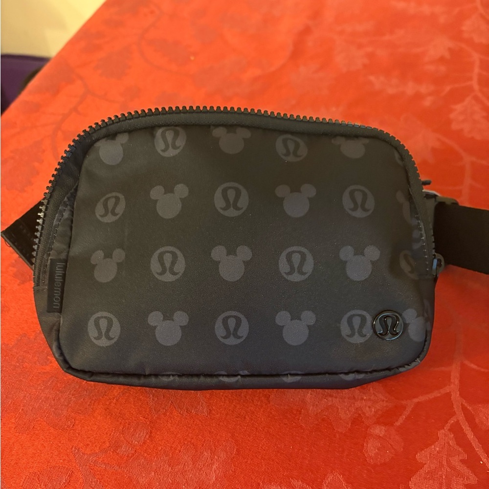 BLACK Disney x lululemon
Everywhere Belt Bag 1L Mickey and Logo Print